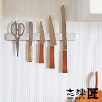 morinoki 麵包刀，銀色不鏽鋼刀刃，木質刀柄，搭配一把銀色不鏽鋼廚房剪刀，皆吸附於白色磁性刀架上，背景為白色小長方形磁磚牆。