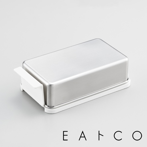 日製不鏽鋼奶油盒，配有白色塑膠底座及提把，設計簡潔，適合收納奶油。