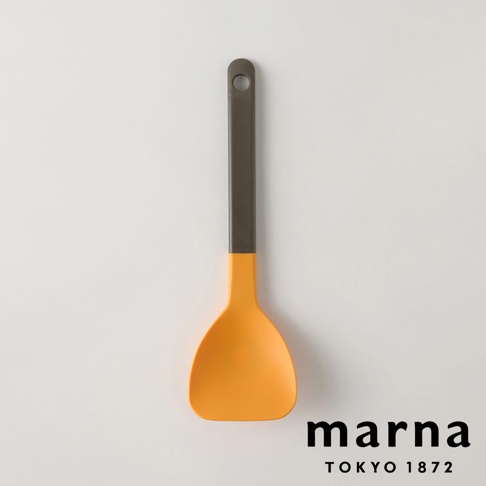 marna TOKYO 1872 品牌標誌旁的橘色耐熱矽膠鍋鏟
