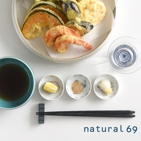 手繪風蔬菜系列迷你小菜碟，共五款，碗內盛有炸蝦、南瓜、茄子等天婦羅，搭配醬汁、檸檬角、芝麻粉和蘿蔔泥，呈現日式餐點組合。