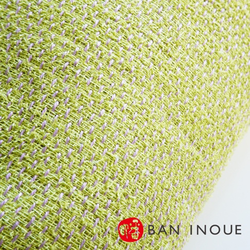 BAN INOUE 蚊帳棉裂織手提袋，淺綠色布料紋理細膩，帶有紫色線條點綴，右下方為品牌標誌。