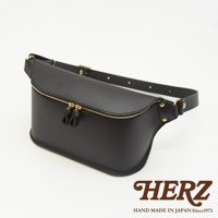 黑色職人手作皮革立體斜背包，設有雙拉鍊開口，搭配金色拉鍊頭及扣環，皮質堅韌，設計簡約。