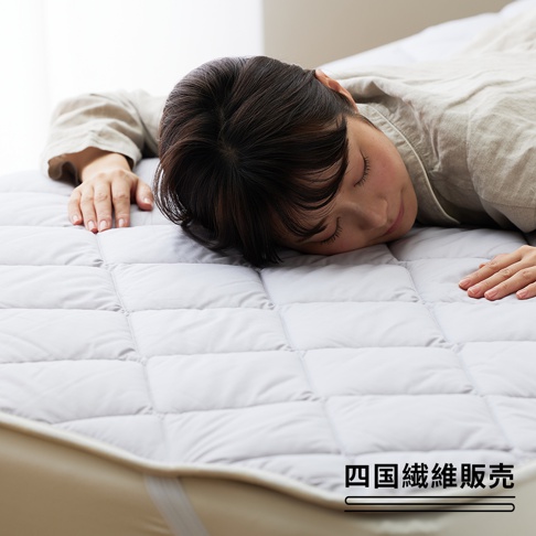 淺灰色菱格紋鋪棉床墊，觸感柔軟，適合雙人加大床鋪。