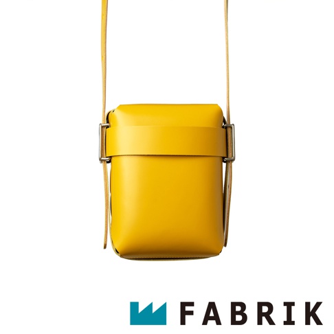 FABRIK 品牌黃色皮革迷你斜背包，帶有金屬扣件的束帶設計