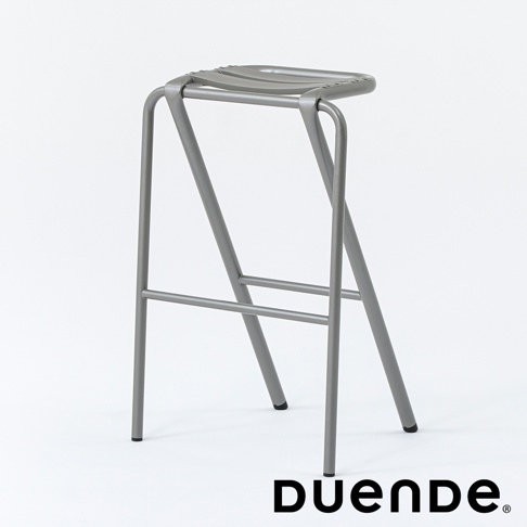 銀灰色金屬吧檯椅，椅面為弧形設計，椅腳為直立式結構，底部有止滑腳墊。