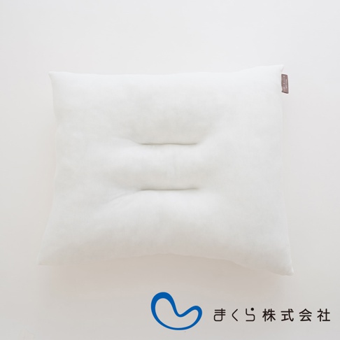 無敵軟枕，白色，柔軟材質，呈現方形，中央有兩道明顯的凹陷線條，左上角有一個淺褐色的小標籤。