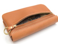 後面ポケットには溜まりがちな小銭を。もちろんカードやチケットを入れたりも出来るので、使い方は自由です。