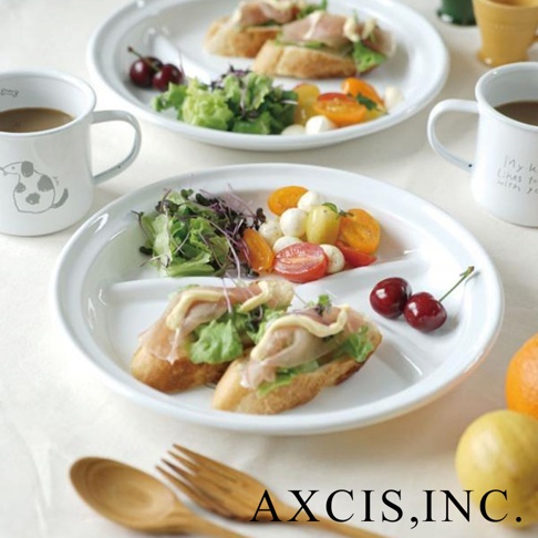 CAT&DOG 琺瑯馬克杯，白色琺瑯材質，印有可愛的灰色小狗圖案，杯身帶有灰色邊緣。