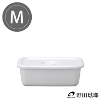長方型深型白色琺瑯保存容器，附有同色密封蓋，蓋子中央有圓形按鈕。左上角有一個灰色圓形標示，內有白色字母「M」。