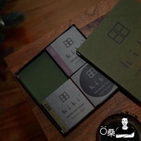 香氛火柴禮盒內含三組獨立包裝，分別為綠色、灰色與深灰色紙盒，盒蓋皆印有「hibi」品牌標誌與雙方框圖案，部分盒身標示數字「700」、「400」及「10MINUTES AROMA MADE IN JAPAN」字樣。