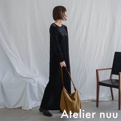 Atelier nuu ssent 肩背托特包，黑色的長袖連身裙搭配卡其色帆布托特包，風格簡約。