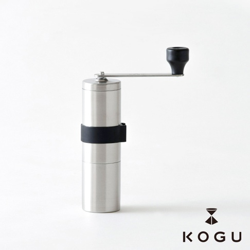 日製18-8不鏽鋼手搖咖啡磨豆器，銀色圓柱形機身，配有黑色手柄和黑色防滑圈，可調節研磨粗細。