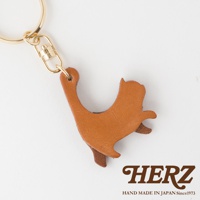 職人手作皮革貓咪造型鑰匙圈，採用棕色皮革製成，造型為一隻站立的貓咪，搭配金色金屬掛環與扣環。