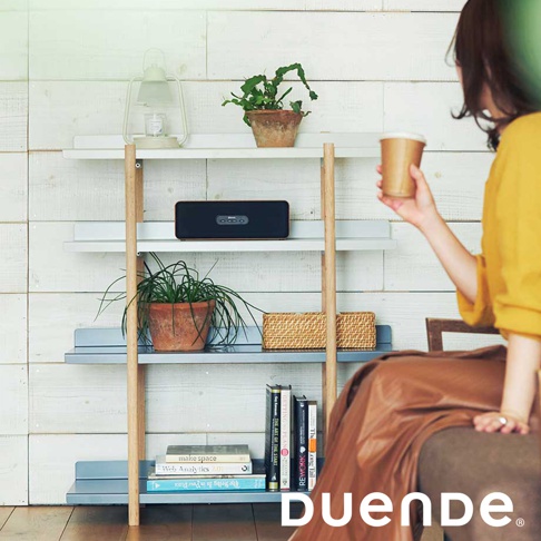 MARGE SHELF 4 四層置物收納架，採用木質支架搭配白色、淺灰及灰藍色層板，層架上擺放有盆栽、藍芽喇叭、藤編收納盒及書籍。