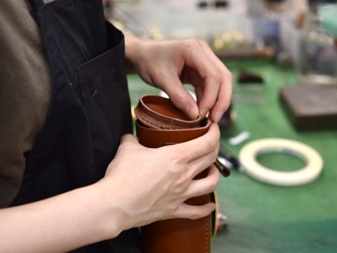 職人手作皮革直立式收納筆袋，採經典棕色皮革，以精緻縫線製作，展示筆袋的細節與質感。