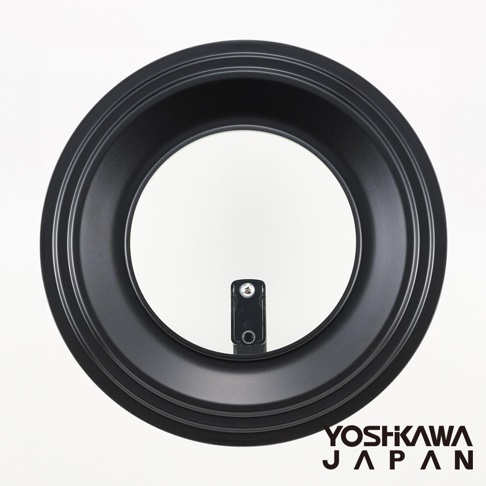 黑色邊框的強化玻璃鍋蓋，中央有黑色提把，適用於 26-30 公分鍋具。