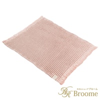 粉紅色的今治鬆餅加大浴墊，採用網狀編織紋理，邊緣有流蘇裝飾。