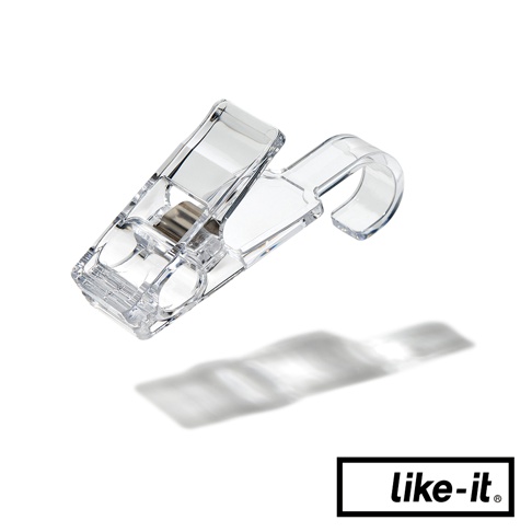 透明塑膠材質製成的雙頭萬用掛式小物夾，一端為夾子設計，另一端為掛鉤，整體呈透明無色，帶有金屬彈簧。