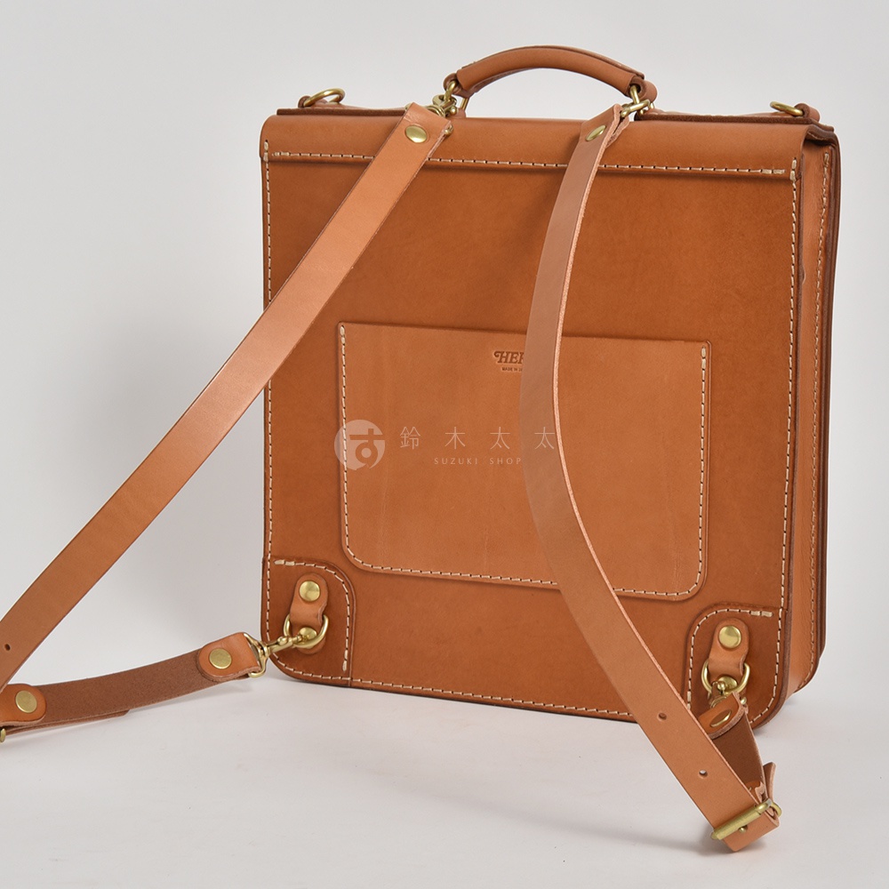 棕色皮革三用後背包，附有可拆卸肩帶和兩個外袋，以手工縫線製作。