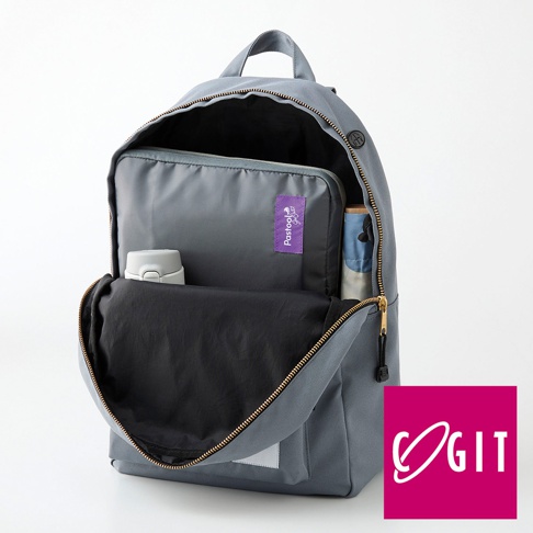 灰色布面後背包，主隔層打開，內有灰色收納袋，紫色標籤印有「Pastool go out」字樣，另有一白色保溫瓶與摺疊傘。