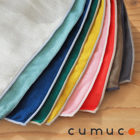 CUMUCO六層紗輕透速乾短版運動毛巾，展示了多種顏色，包括白色、淺藍、深藍、綠色、黃色、粉色、紅色和灰色。毛巾採用網狀六層紗材質，邊緣有淺灰色滾邊。
