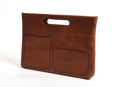 職人手作皮革橫式收納袋中袋，呈現經典棕色，光滑皮革表面，正面有兩個方形口袋，上方有橢圓形提把，線條縫製清晰。