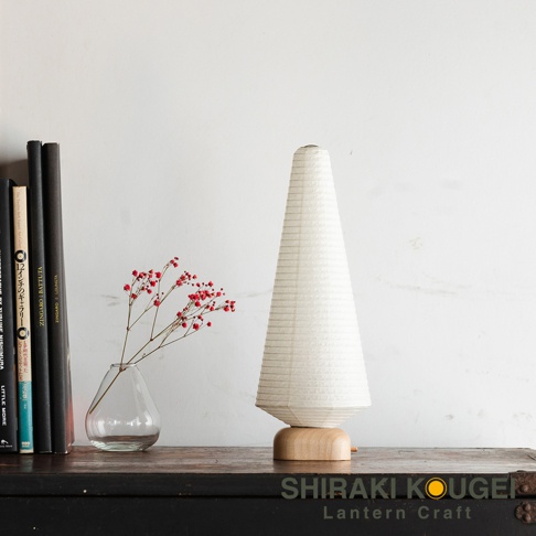 cocolan 八女迷你裝飾提燈，白色和紙材質，圓錐形燈罩，木質底座，旁邊有玻璃花瓶裝飾著紅色小漿果的細緻枝葉。
