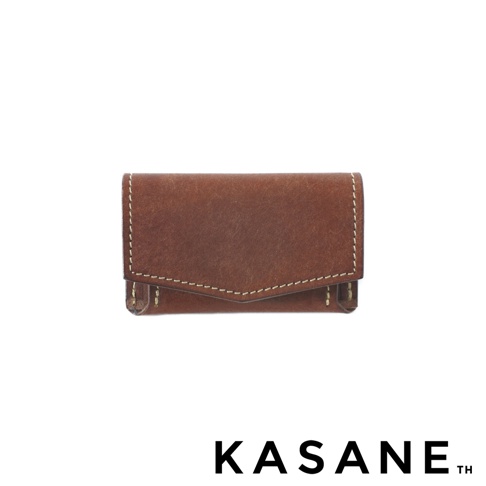 KASANE 品牌義大利皮革迷你雙折短夾，棕色，附有縫線細節。