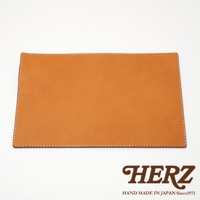 職人手作皮革B6記事本書套，採用天然皮革材質，呈現溫潤的淺棕色調，車縫線整齊細緻，簡約實用的設計。