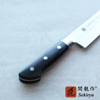 VG10不鏽鋼33層大馬士革鋼筋引刀，刀柄為黑色，配有三個銀色鉚釘，刀身顯現大馬士革紋路。