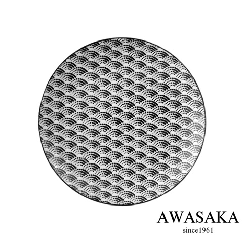 一個圓形陶瓷盤，表面飾有黑白相間的日式海浪紋理。