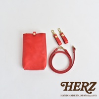 紅色皮革手機包，附有兩條可拆卸的皮革掛帶和一條紅色皮革斜挎帶，所有配件均配有金色金屬扣環。