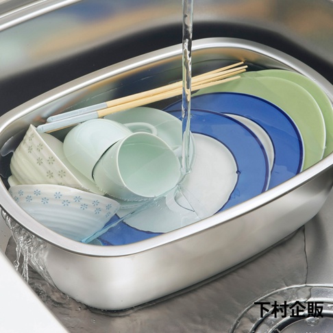 下村企販 不鏽鋼洗菜洗碗收納瀝水組，一個充滿水的金屬水槽，裡面放著各種碗盤和杯子。