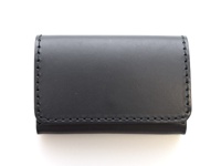 黑色皮革名片夾，有壓扣設計，邊緣縫線整齊。