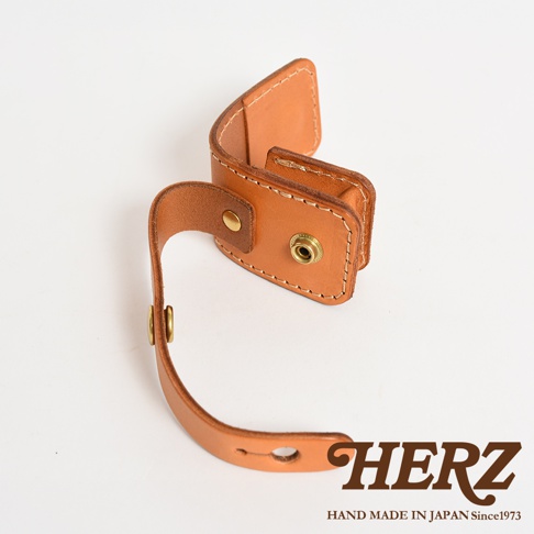 職人手作皮革原子釦型腰間小物收納包，淺棕色皮革，雙層結構，附有兩個黃銅色原子釦，用於固定或懸掛。