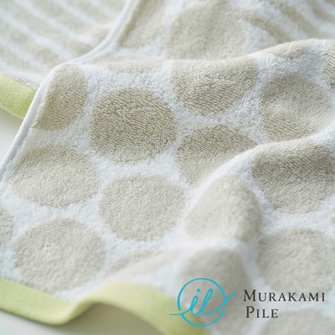 MiRT COBBLE 今治北歐石紋無撚毛巾，以柔軟的棉質織造，展現淡米色圓點圖案，搭配一抹清新的淺綠色滾邊。