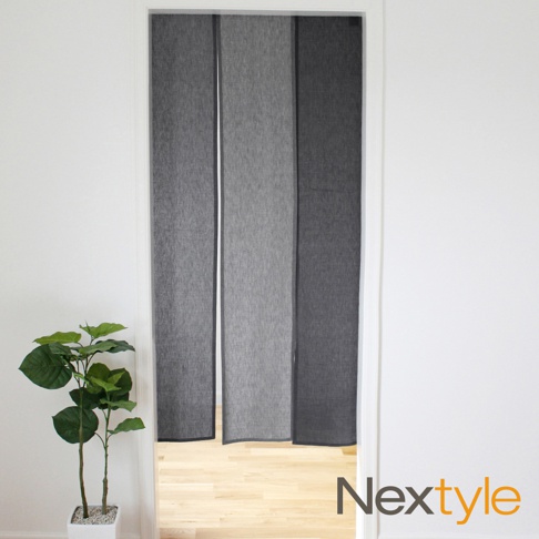 三片式門簾，由深淺不同的灰色布料組成，材質似棉麻，垂掛於門框中，營造簡潔居家風格。