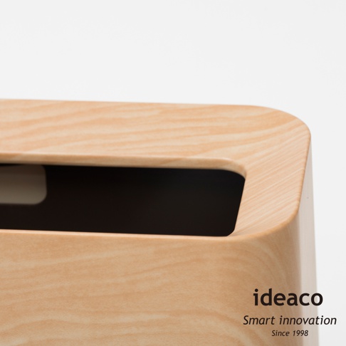 淺木紋方形垃圾桶，帶有光滑的圓角設計和長方形開口，內層為黑色。