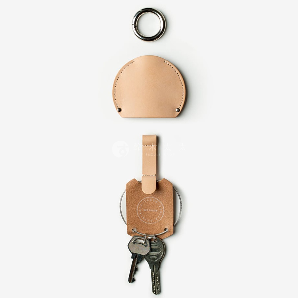 FABRIK 皮革圓形收納鑰匙圈，附有兩個銀色鑰匙，掛在一條金屬繩上，搭配一個銀色金屬環，背景為純白色。