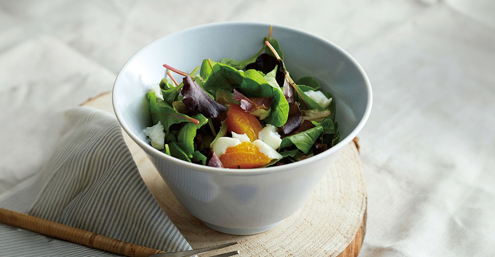 Ciel 美濃燒簡約釉彩深碗，淺藍色調，盛裝著色彩豐富的沙拉，內含綠葉、紫葉、橙片及白色塊狀物。