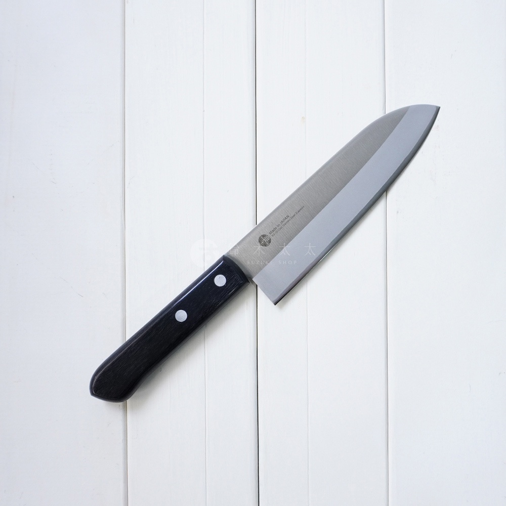 一把燕三條 VG-10 不鏽鋼三德刀，刀刃為銀色不鏽鋼，手柄為黑色，配有兩個鉚釘。