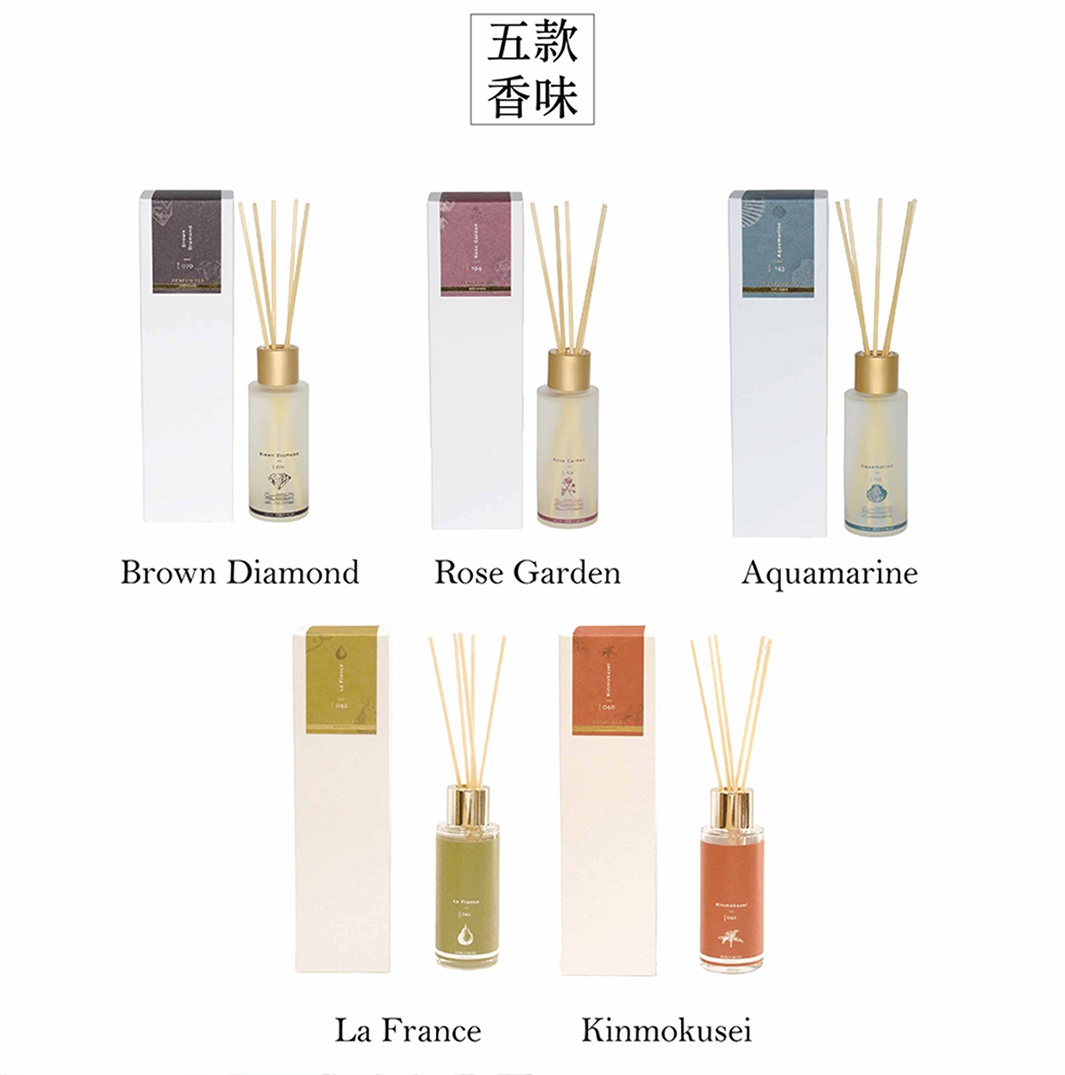 KYARA PERFUMERS 室內擴香竹，展示了五種不同香氛：Brown Diamond、Rose Garden、Aquamarine、La France、Kinmokusei，每款均搭配其專屬包裝和擴香瓶。