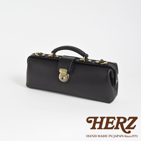 日本HERZ手工製作的黑色皮革橫長形杜勒斯單肩包，配有復古金色鎖扣和手提把。