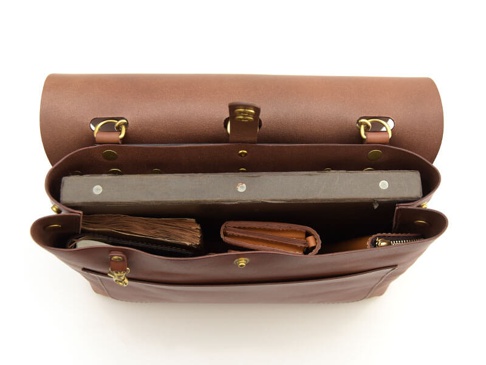 職人手作皮革雙扣兩用側背包 (CW-137) M，深棕色皮革，包內裝有筆記本、錢包和拉鍊內袋。