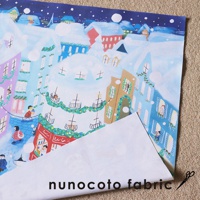 無框帆布藝術海報，描繪聖誕節夜晚的雪景街道，有著藍色、粉色、棕色和紅色的建築物，裝飾著聖誕燈飾與綠色花環。街道上有行人及窗戶內的人物。