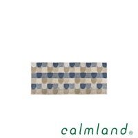 北歐風地墊，米白、淺棕、深藍三色，以棋盤格狀排列半圓圖案，材質觸感類似簇絨。