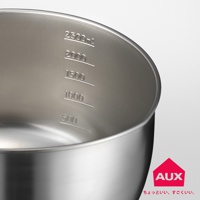 不鏽鋼攪拌鍋內側有清晰的刻度標示，從 500ml、1000ml、1500ml、2000ml 至 2500ml，方便精確計量。鍋身材質為金屬，表面光滑。