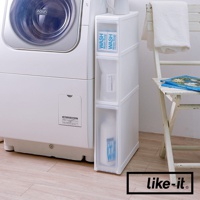 白色三層夾縫收納櫃，頂部兩抽屜內有印有「WASH」字樣的藍色標籤，下方抽屜內可見洗滌劑瓶。