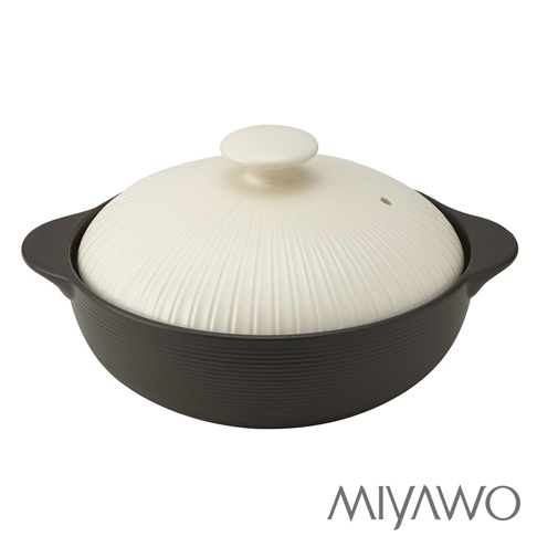 IH系列9號耐溫差陶土湯鍋，鍋身與鍋蓋皆為陶土材質，鍋身為深灰色，鍋蓋為奶白色，帶有放射狀的立體紋路及一個小鍋蓋頭，鍋蓋上有一小孔。