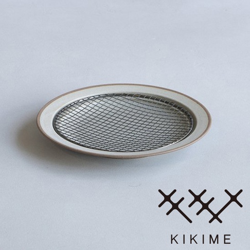 美濃燒瀝油餐盤，陶瓷盤身為淺米色，內嵌黑色金屬網篩，盤緣帶有明顯的陶土原色。